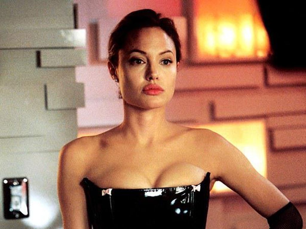 7 Film Terbaik Angelina Jolie yang Wajib Untuk Kamu Tonton 7 Film Terbaik Angelina Jolie yang Wajib Untuk Kamu Tonton