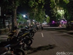 Transisi New Normal, Kerumunan Warga di Ketabang Kali Surabaya Dibubarkan