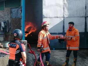 Pabrik Kasur di Sukabumi Ludes Terbakar