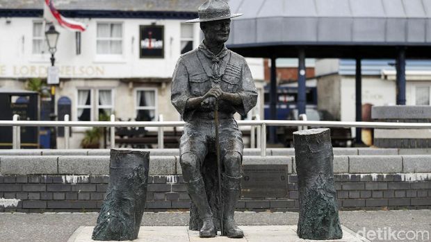 Patung pelopor gerakan pramuka Robert Baden-Powell akan dipindahkan dari Poole Quay, Inggris. Pemindahan patung itu untuk mengantisipasi amuk massa yang memprotes antirasisme.