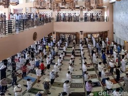 Taatnya Masjid di Jaksel Gelar Jumatan Pakai Protokol Kesehatan