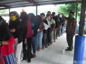 Tanpa Jaga Jarak, Pencari Kerja di Subang Antre Bikin Kartu Kuning Tanpa Jaga Jarak, Pencari Kerja di Subang Antre Bikin Kartu Kuning