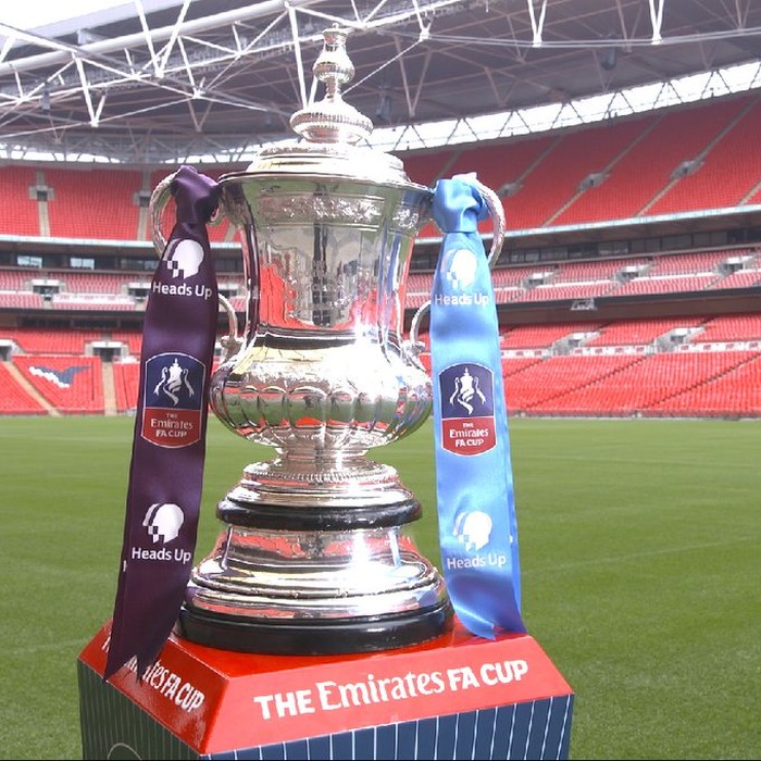 Trofi Piala FA 2020 di Stadion Wembley, London, dengan pita Heads Up FA Cup Final.