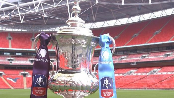 Piala FA 2020 Trofi Piala FA 2020 di Stadion Wembley, London, dengan pita Heads Up FA Cup Final.