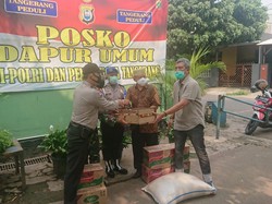 Polisi-TNI di Jatiuwung Tangerang Siapkan Nasi Bungkus bagi Korban PHK