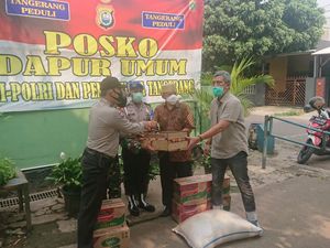 Polisi-TNI di Jatiuwung Tangerang Siapkan Nasi Bungkus bagi Korban PHK Polisi-TNI di Jatiuwung Tangerang Siapkan Nasi Bungkus bagi Korban PHK