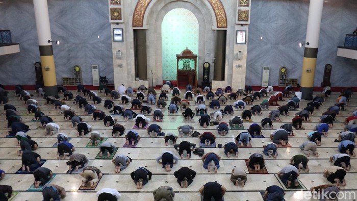 Potret salat jumat berjemaah di Masjid Raya Bandung Potret salat jumat berjemaah di Masjid Raya Bandung