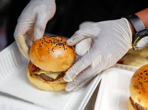 Begini Aturan yang Benar Penggunaan Sarung Tangan pada Chef Begini Aturan yang Benar Penggunaan Sarung Tangan pada Chef