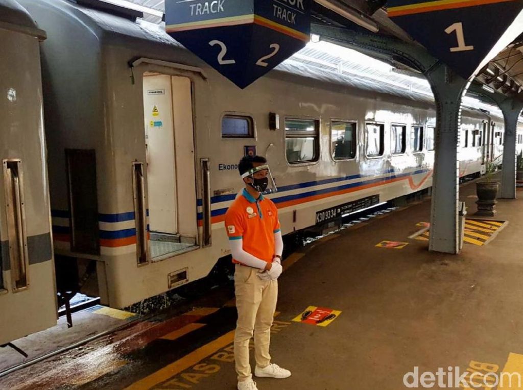 Puluhan Penumpang Ditolak Naik Kereta Api Karena Tak Bawa Dokumen Kesehatan Puluhan Penumpang Ditolak Naik Kereta Api Karena Tak Bawa Dokumen Kesehatan