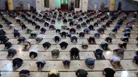 Momen Ribuan Jemaah Salat Jumat di Masjid Raya Bandung