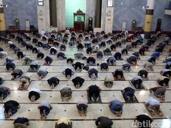 Momen Ribuan Jemaah Salat Jumat di Masjid Raya Bandung Momen Ribuan Jemaah Salat Jumat di Masjid Raya Bandung