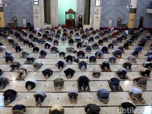 Masjid Raya Bandung Tak Ikuti Edaran DMI soal Jumatan 2 Gelombang Masjid Raya Bandung Tak Ikuti Edaran DMI soal Jumatan 2 Gelombang