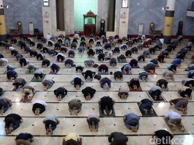 Momen Ribuan Jemaah Salat Jumat di Masjid Raya Bandung
