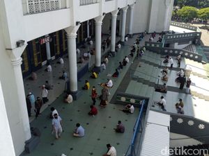 Penerapan Salat Jumat New Normal New Spirit di Masjid Al Akbar Surabaya