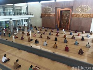 Potret New Normal Salat Jumat Perdana di Masjid Agung dan UNS Solo