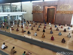 Potret New Normal Salat Jumat Perdana di Masjid Agung dan UNS Solo