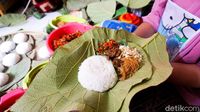 Nikmatnya Sego Berkat Bungkus Daun Jati Racikan Bu Murni