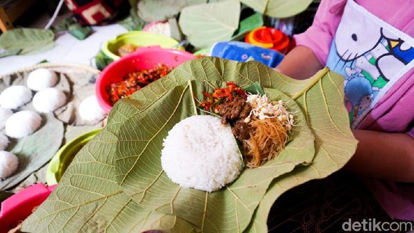 Nikmatnya Sego Berkat Bungkus Daun Jati Racikan Bu Murni