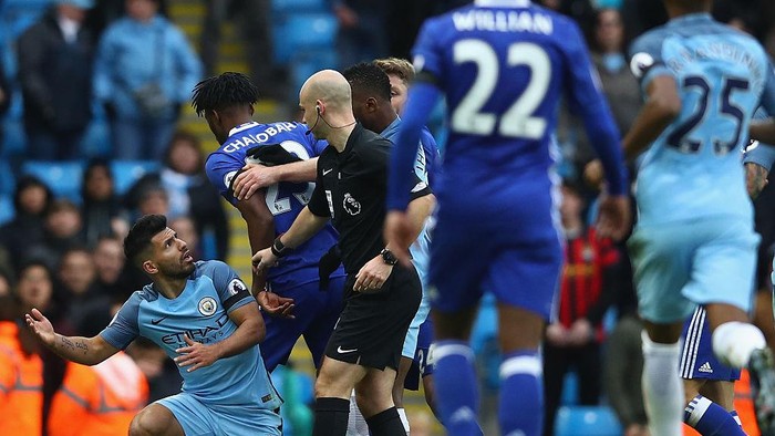 MANCHESTER, ENGLAND - DECEMBER 03:  Players squre off after David Luiz of Chelsea is fouled by Sergio Aguero of Manchester City during during the Premier League match between Manchester City and Chelsea at Etihad Stadium on December 3, 2016 in Manchester, England.  (Photo by Clive Brunskill/Getty Images)