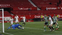 Meski Sevilla menguasai pertandingan, namun tidak stu gol pun tercipta di babak pertama.