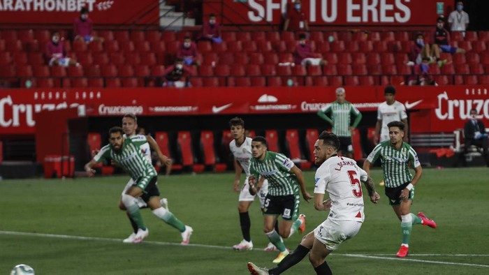 Sevilla and Betis players during their Spanish La Liga soccer match in Seville, Spain, Thursday, June 11, 2020. With virtual crowds, daily matches and lots of testing for the coronavirus, soccer is coming back to Spain. The Spanish league resumes this week more than three months after it was suspended because of the pandemic, becoming the second top league to restart in Europe. The Bundesliga was first. The Premier League and the Italian league should be next in the coming weeks. (AP Photo)