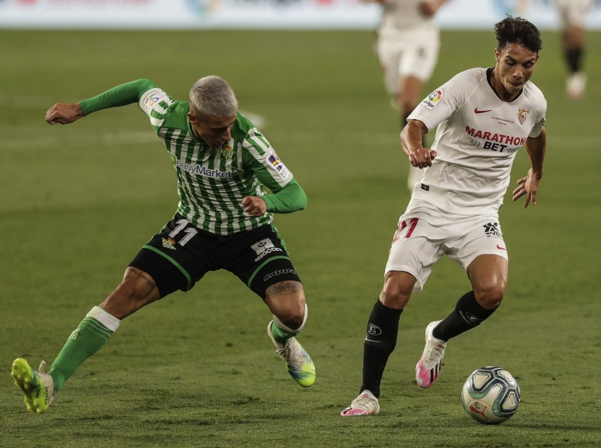 Sevilla mengalahkan Real Betis 2-0 di laga Liga Spanyol, Jumat (12/6/2020). Foto: AP Photo