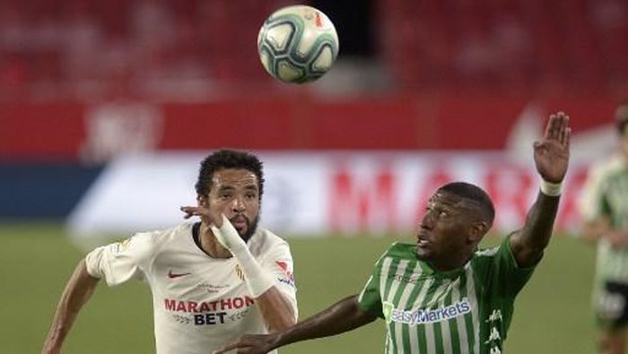 Sevilla Sevillas Moroccan forward Youssef En-Nesyri (L) challenges Real Betis Brazilian defender Emerson Aparecido during the Spanish League football match between Sevilla FC and Real Betis at the Ramon Sanchez Pizjuan stadium in Seville on June 11, 2020. (Photo by CRISTINA QUICLER / AFP)