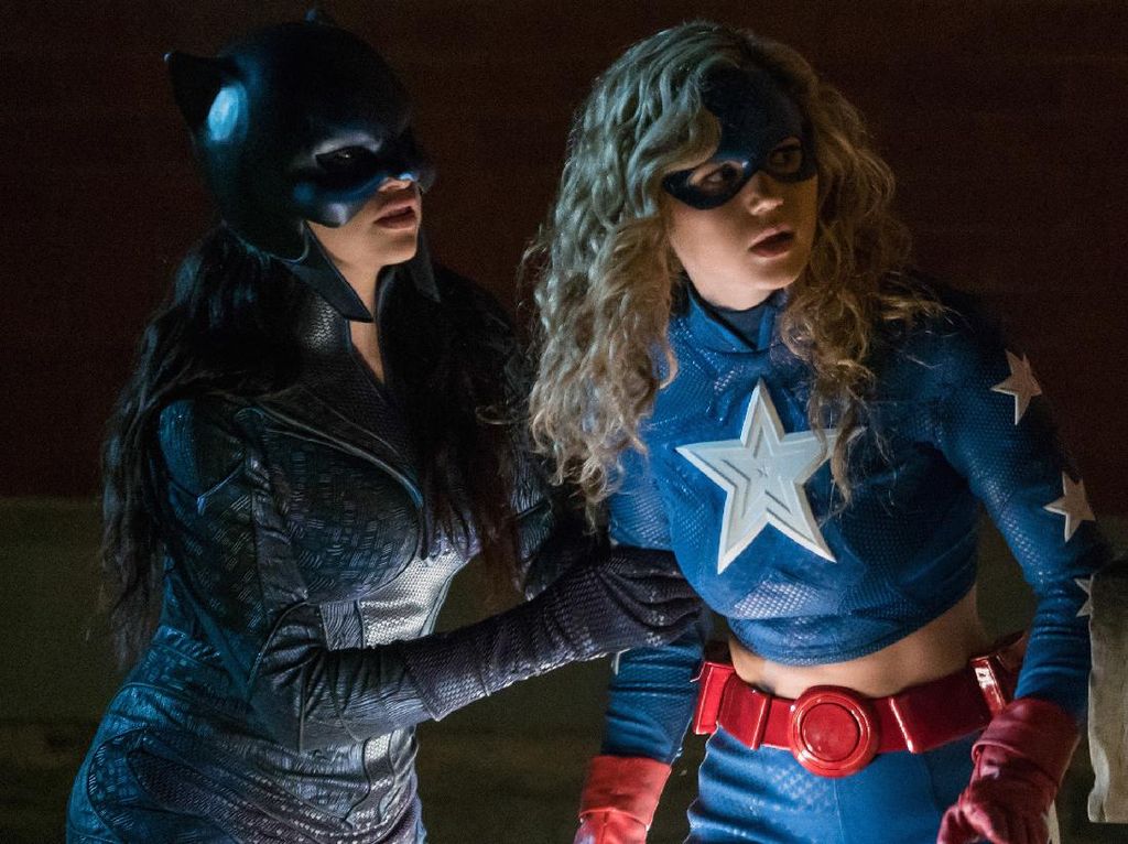 Jadi Stargirl, Brec Bassinger Merasa Tertantang Pakai Kostum Ketat Jadi Stargirl, Brec Bassinger Merasa Tertantang Pakai Kostum Ketat