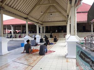 Melihat Suasana Salat Jumat di Masjid Kauman Yogyakarta Hari Ini Melihat Suasana Salat Jumat di Masjid Kauman Yogyakarta Hari Ini