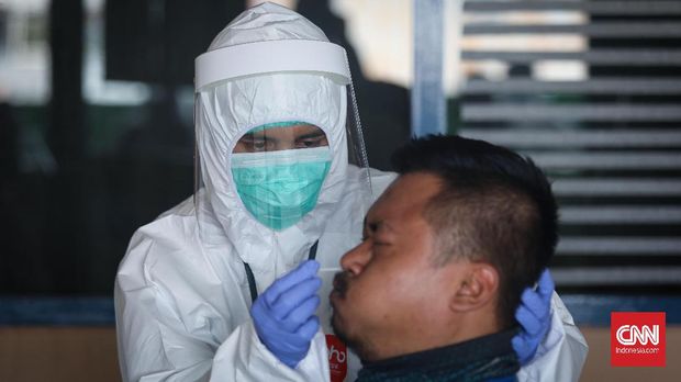 Petugas medis dari Puskesmas Pulogadung mengambil tes swab bagi pedagang dan pengunjung di Pasar Rawamangun, Jakarta, Jumat, 12 Juni 2020. Hal ini untuk mengantisipasi penyebaran virus corona di Pasar Rawamangun. CNNIndonesia/Safir Makki