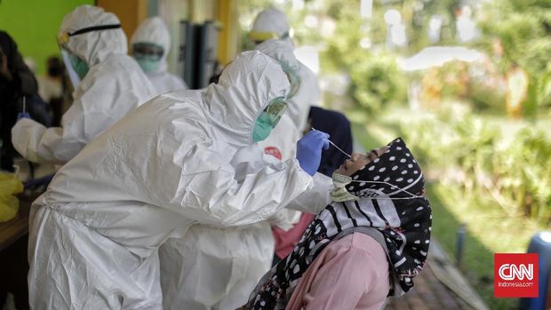 Test Swab Ibu Hamil Tim medis Puskesmas Kramat Jati mengambil sampel lendir saat tes swab pada ibu hamil di Ruang Publik Terpadu Ramah Anak (RPTRA) Dahlia, Kelurahan Tengah, Kramat Jati, Jakarta, Jumat, 12 Juni 2020. CNN Indonesia/Adhi Wicaksono
