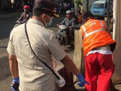 Tidak Bermasker di Pasar Kebayoran Lama, Pria Ini Disuruh Nyapu
