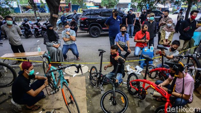 Para pembeli tampak ramai. Mereka menunggu dengan sabar.