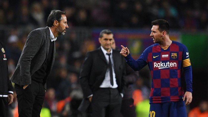 BARCELONA, SPAIN - DECEMBER 07: Lionel Messi of FC Barcelona has words with Vicente Moreno, Head Coach of RCD Mallorca during the Liga match between FC Barcelona and RCD Mallorca at Camp Nou on December 07, 2019 in Barcelona, Spain. (Photo by Alex Caparros/Getty Images)