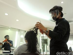 Foto: Mencoba Potong Rambut di Salon Era New Normal Foto: Mencoba Potong Rambut di Salon Era New Normal