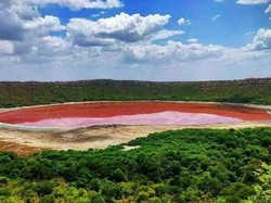 Misterius, Warna Danau Ini Berubah Jadi Pink