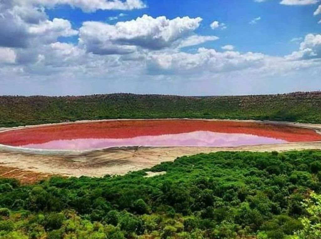 Misterius, Warna Danau Ini Berubah Jadi Pink Misterius, Warna Danau Ini Berubah Jadi Pink