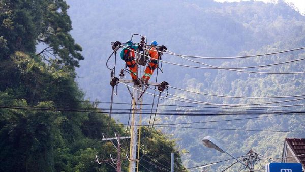 Senangnya! Distrik Kaureh di Papua Kini Terang Benderang
