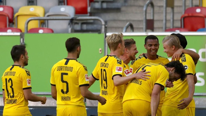 DUESSELDORF, GERMANY - JUNE 13: Erling Haaland of Borussia Dortmund celebrates scoring a goal with team mates during the Bundesliga match between Fortuna Duesseldorf and Borussia Dortmund at Merkur Spiel-Arena on June 13, 2020 in Duesseldorf, Germany. (Photo by Lars Baron/Getty Images)
