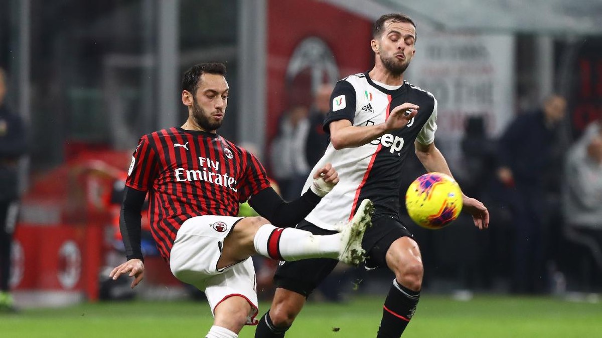 Hakan Calhanoglu (kiri) saat bertemu Juventus di leg pertama. (Foto: Getty Images/Marco Luzzani)