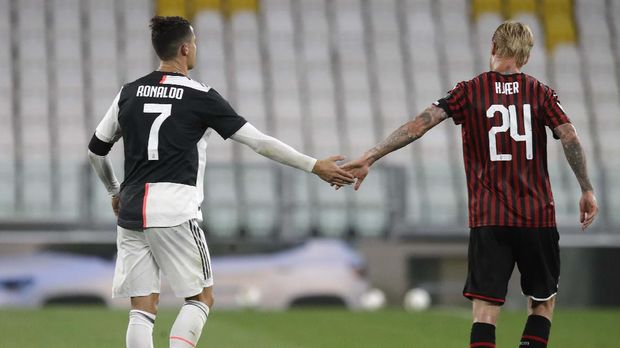 Juventus vs AC Milan Juventus' Cristiano Ronaldo greets AC Milan's Simon Kjaer at the end of an Italian Cup second leg soccer match between Juventus and AC Milan at the Allianz stadium, in Turin, Italy, Friday, June 12, 2020. The match was a 0-0 draw, but Juventus went through on away goals after the first leg ended 1-1. (AP Photo/Luca Bruno)