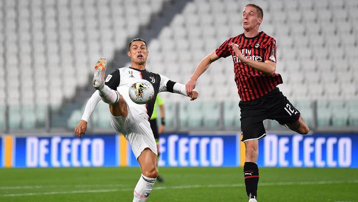 Juventus vs AC Milan TURIN, ITALY - JUNE 12: Cristiano Ronaldo (L) of Juventus competes for the ball with Andrea Conti of AC Milan during the Coppa Italia Semi-Final Second Leg match between Juventus and AC Milan at Allianz Stadium on June 12, 2020 in Turin, Italy. (Photo by Valerio Pennicino/Getty Images)