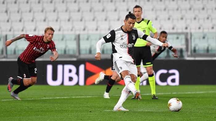 TURIN, ITALY - JUNE 12:  Cristiano Ronaldo of Juventus takes a penalty kick and misses during the Coppa Italia Semi-Final Second Leg match between Juventus and AC Milan at Allianz Stadium on June 12, 2020 in Turin, Italy.  (Photo by Valerio Pennicino/Getty Images)