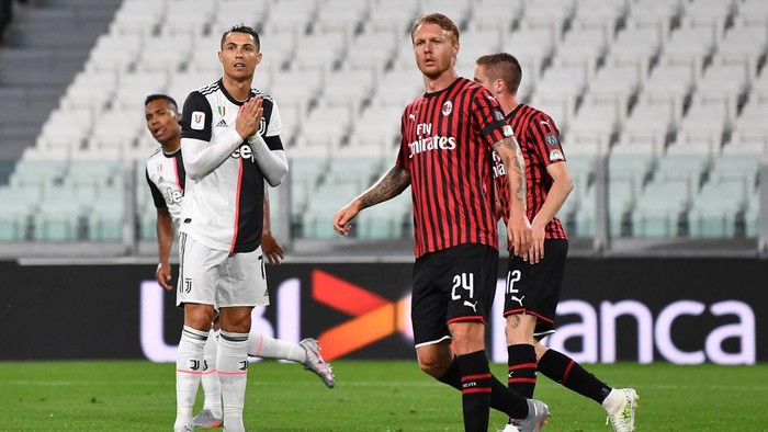 TURIN, ITALY - JUNE 12:  Cristiano Ronaldo of Juventus shows his dejection after missing a penalty kick during the Coppa Italia Semi-Final Second Leg match between Juventus and AC Milan at Allianz Stadium on June 12, 2020 in Turin, Italy.  (Photo by Valerio Pennicino/Getty Images)
