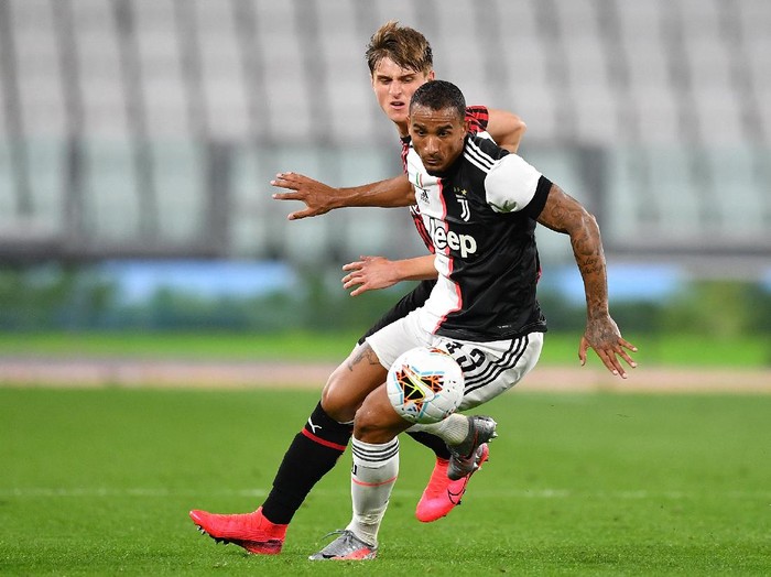 TURIN, ITALY - JUNE 12:  Danilo (R) of Juventus is challenged by Lorenzo Colombo of AC Milan during the Coppa Italia Semi-Final Second Leg match between Juventus and AC Milan at Allianz Stadium on June 12, 2020 in Turin, Italy.  (Photo by Valerio Pennicino/Getty Images)