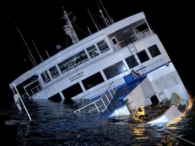 Begini Kondisi Kapal Feri yang Kandas di Pelabuhan Padang Bai