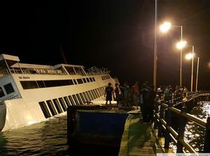 Seluruh Penumpang Kapal Feri yang Kandas di Padang Bai Selamat