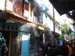 Kebakaran di Belakang Polsek Tanah Abang, 5 Unit Rumah Terbakar