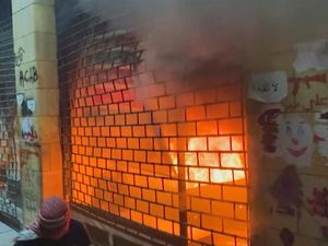 Kerusuhan di Libanon: Toko Dibakar, Gas Air Mata Melayang