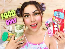 Kreatif! 5 YouTuber Ini Pakai Make Up dari Tepung Sampai Kecap